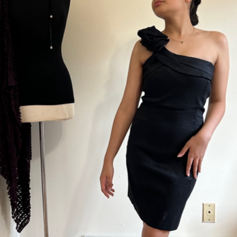 SNAP COCKTAIL DRESS…NWT
 One shoulder Rosette stretch dress SZ M… NWT..👠